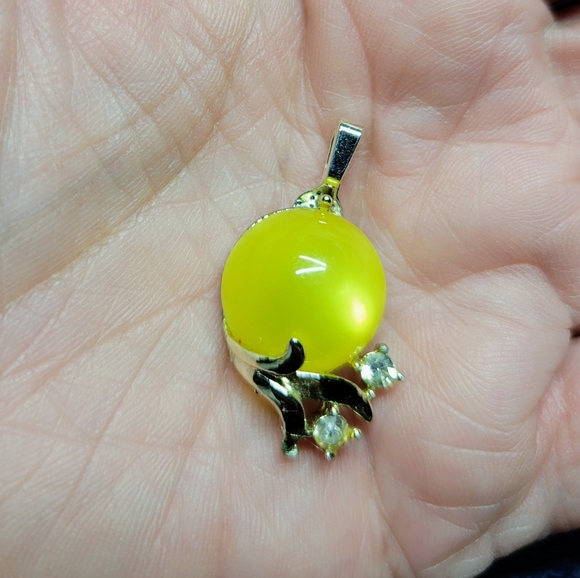 Chic Yellow Necklace with Silver Detailing - Picture 1 of 1
